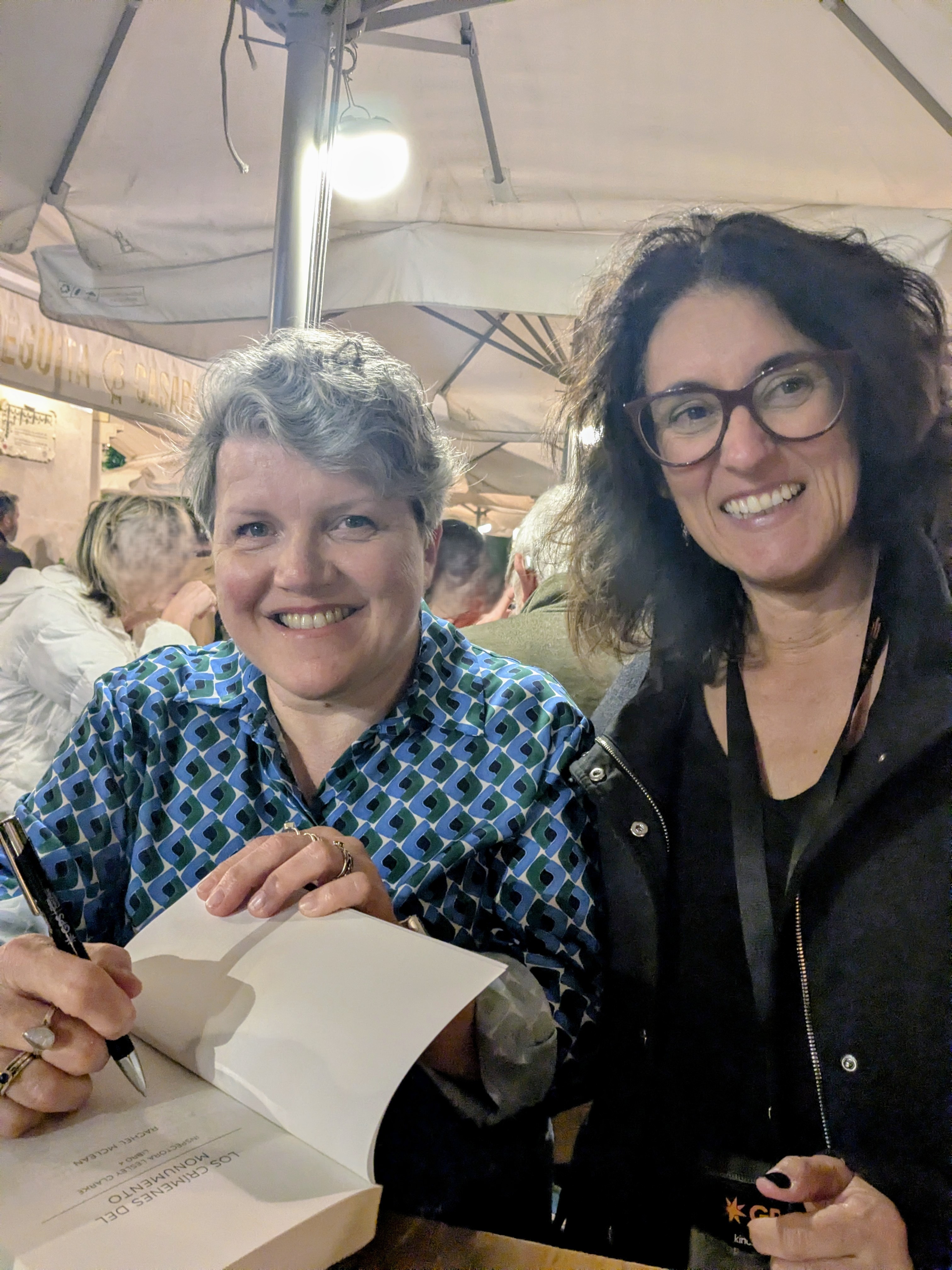 Rachel McLean firmando un ejemplar junto a María